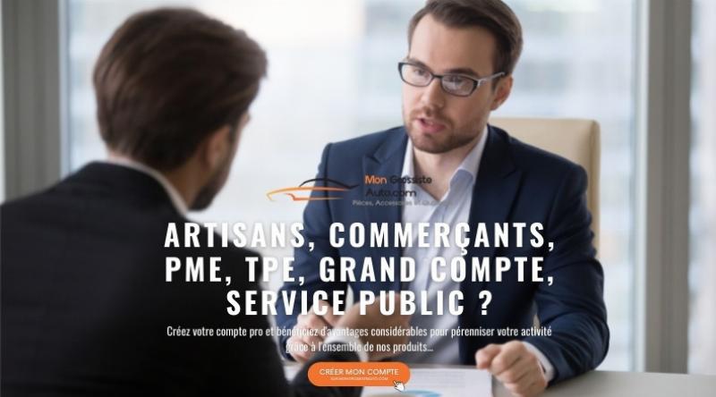 Un homme choisissant un flacon de dégraissant avant peinture carrosserie parmi d'autres produits de nettoyage, dans un magasin spécialisé automobile